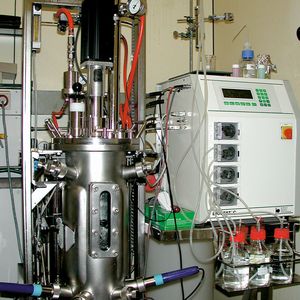 Abb.1: Von der Testexpression in wenigen Millilitern bis zur Hochzelldichte-Fermentation im
15l-Bioreaktor mit Computer-gesteuerter Prozesskontrolle können alle Bereiche abgedeckt werden.