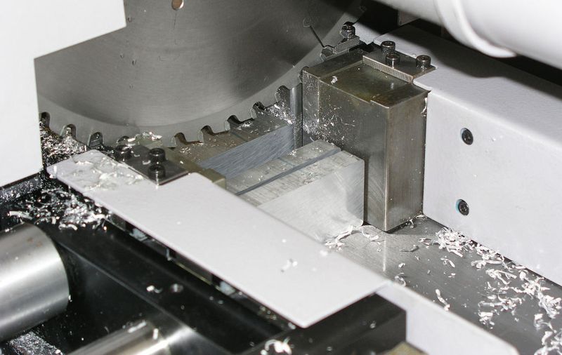 Präzise Schnitte sind das Markenzeichen der HBM800ALU. Sie macht Alumini-umsägen auch im großen Schnittbereich attraktiv.  (Bild: Behringer)
