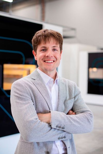 Dennis Herrmann, Managing Director of Herrmann Additive: “Material accounts for a significant proportion of the cost of large components. Our thermoplastic pellets cost between €5 and €15/kg, whereas comparable filament costs between €70 and €150/kg. This enormous difference directly translates into lower part prices for our customers.” (Source: Herrmann Additive)