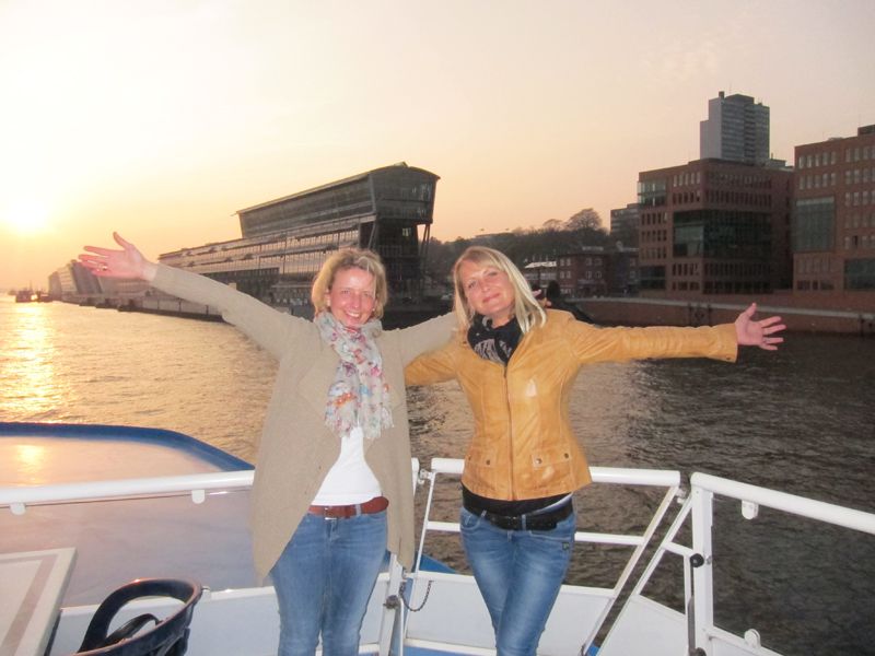 Stephanie Steen (l.), IT-BUSINESS, und Birgit Eijkhout, d.velop, bestens gelaunt        (Bild: IT-BUSINESS)