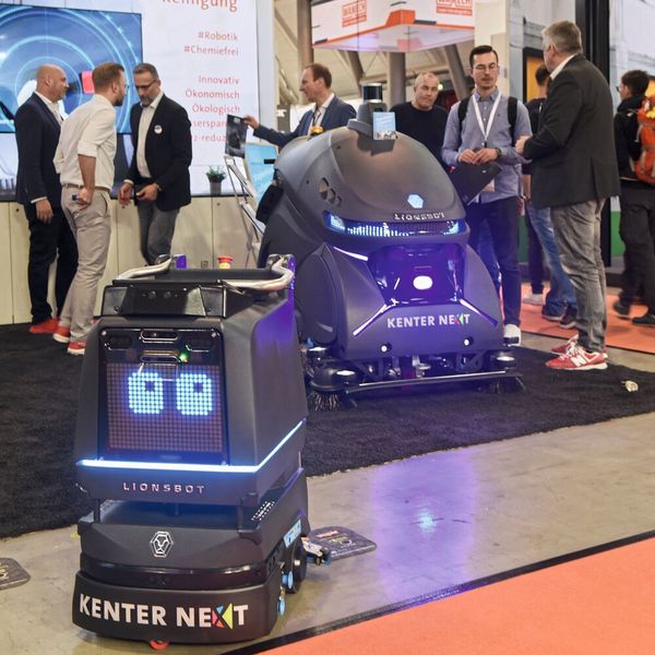 At Logimat 2023, the manufacturer Kenter presented its autonomous cleaning robots. The co-bots are suitable for cleaning areas from 3,000 square meters. (Image:Euroexpo GmbH)
