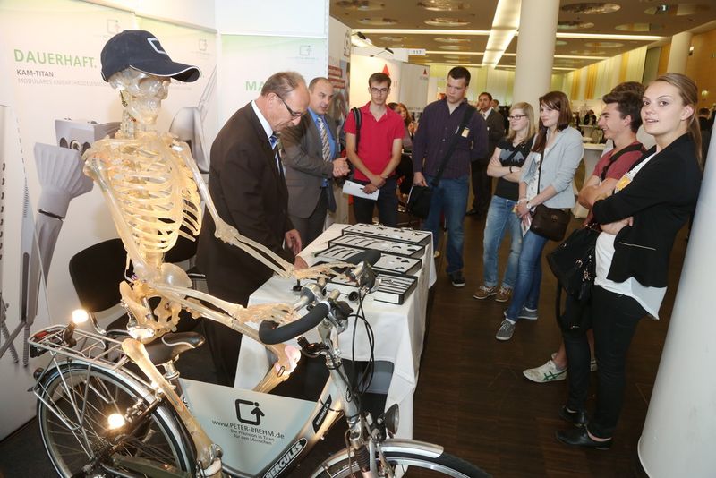 Das Skelett auf dem Fahrrad gehörte zu den Hinguckern der kongressbegleitenden Ausstellung. (Bild: Forum Medtech Pharma)