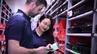 Auch Lagerplatzanzeigen für die Pick-by-Light-Kommissionierung von ONK sind schon im Einsatz. Bei dieser Technologie zeigen Lichtsignale den Kommissionierern den genauen Lagerplatz an.  (Bild: Captron Electronic)