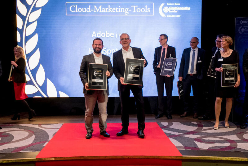 Die Preisträger der Kategorie „Cloud-Marketing-Tools“ sind Michael Schuster von Adobe (2.v.links) und Timur Oezer von Oracle (links im Bild). (Herr Müller, herrmueller.info)