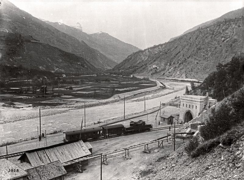 Versuchsfahrten einer Elektrolokomotive in der ersten Röhre des Simplontunnels im Jahr 1906 in Brig, der zweite Tunnelstollen ist noch im Bau.  (Bild: Historisches Archiv ABB Schweiz, N.1.1.3828)