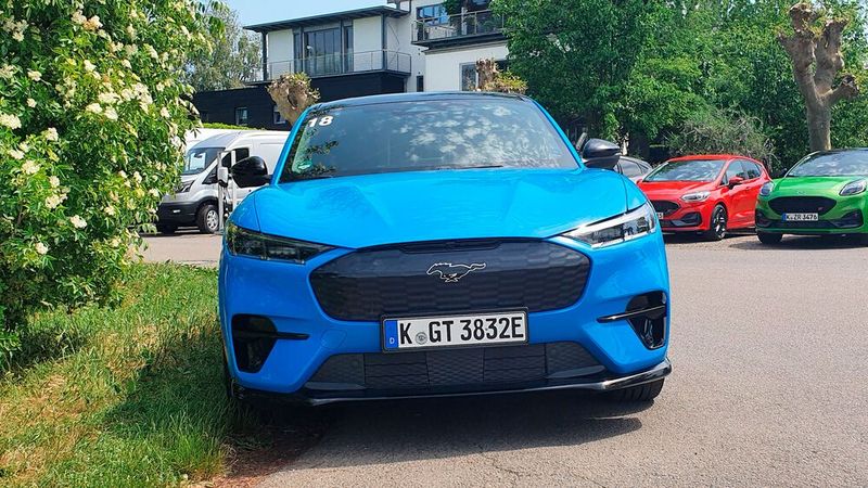 1. Die Leistung: Die Fronthaube des allradangetriebenen Mustang Mach-E GT ist kraftvoll gezeichnet. Angetrieben wird das Modell von zwei ölgekühlten Permanentmagnet-Synchronmotoren, die zusammen 358 kW/487 PS Leistung entwickeln sowie ein maximales Drehmoment von 860 Nm. Die Beschleunigung ist tatsächlich beeindruckend: Gerade einmal 3,7 Sekunden braucht das Crossover, um von 0 auf 100 km/h zu beschleunigen. Während einige Hersteller ihre E-Autos bei 160 km/h abregeln, hat Ford die Höchstgeschwindigkeit beim Mustang Mach-E GT auf 200 km/h begrenzt.  (Bild: Mauritz – »kfz-betrieb«)