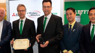 Besiegelten die globale strategische Partnerschaft: Hartmut Pütz, Leiter Factory Automation der European Business Group von Mitsubishi Electric, Dr. Stefan Spindler, Vorstand Industrie der Schaeffler AG, Rauli Hantikainen, Leiter Industrie 4.0 bei Schaeffler, Hajime Sugiyama, Industrial IoT-Botschafter der Factory Automation Systems Group von Mitsubishi Electric und Kazuaki Nakamura, Vertriebsingenieur bei Schaeffler (v.l.n.r.). (Schaeffler)