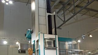 Ettore Batisti von Pama freute sich, auf der EMO in Mailand die größte Maschine ausstellen zu können. Mit einem Y-Verfahrweg von 6500 mm reichte die Maschine bis knapp unter die Decke der Halle 1. Bild: Fouhy (Archiv: Vogel Business Media)