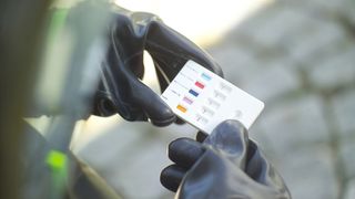 Auch mit schweren Schutzhandschuhen lässt sich der Bio-Agent Test problemlos bedienen. (Archiv: Vogel Business Media)