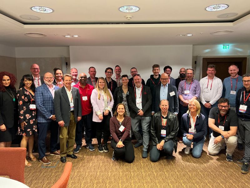 Premiere in Europa - das CompTIA Team mit seinen Partnern. (Bild: Vogel IT-Medien )