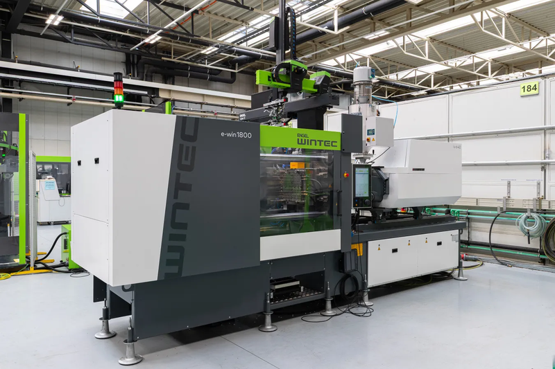 The complete solution consisting of the Wintec e-win 1800 and the new Viper 6 combines an injection molding machine and automation into a seamlessly integrated production cell.(Bild:  Angels)