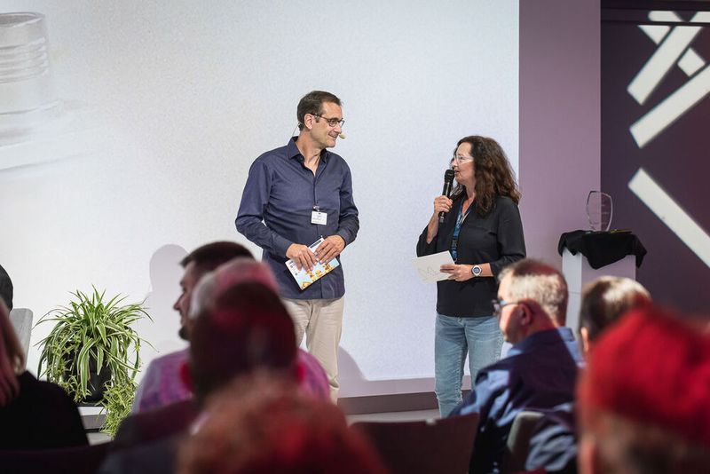 Anwenderkongress Steckverbinder 2023: Tag 1 mit Basisseminaren, Podiumsdiskussion und Posterslam. (Bild: Stefan Bausewein)