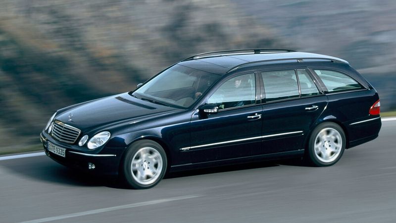 Auf der New York Auto Show debütiert die modellgepflegte Baureihe W 211. Sie wurde von 2002 bis 2009 gebaut. Auch wenn Mercedes-Benz zahlreiche Karosserieprobleme des Vorgängers beim neuen Modell beheben konnte, so besaß auch diese Baureihe zahlreiche konstruktive Mängel und musste vom Hersteller mehrfach nachgebessert werden. (Bild: Mercedes-Benz)