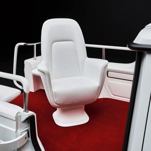 Die Rückbank wurde entfernt und stattdessen ein bequemer Einzelsitz installiert, der sich drehen kann.(Bild:  Mercedes-Benz)