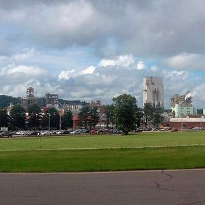 (Entrance to Washington Works in Washington, West Virginia / Snoopywv / CC BY-SA 3.0)