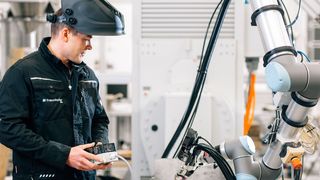 Ein Team aus Mensch und Roboter schafft kundenindividuelle, effiziente Schweißlösungen. (Fraunhofer-IEM)