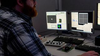 Matthew Boebinger, Doktorand an der Georgia Tech, beobachtet Videoaufnahmen einer chemischen Reaktion zwischen Natrium und Eisensulfid. (Rob Felt, Georgia Tech)