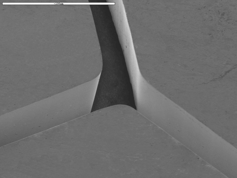 Mikroschneiden von 50 µm dicker Wolframfolie mit 35 µm breiten Schnitten.  (Bild: Messe München)