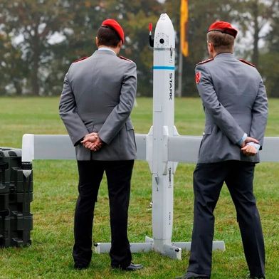 Lieber nicht ? Die Drohnen von Stark Defence können auch Kamikaze-Aktionen durchführen. Doch es gibt Bedenken zum Kauf der Systeme durch die Bundeswehr. Denn es könnte sein, dass der US-Investor Thiel zu viel Einfluss auf das Unternehmen haben könnte ... (Bild: SD)