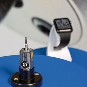 Drahtlos verbunden: Der Feinbohrkopf EWE Downsize und das Display auf einer Smart Watch.
