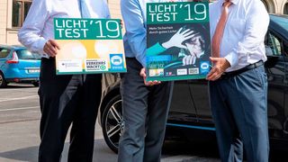 Neue Plakette für den Licht-Test 2019: (v.re.) ZDK-Präsident Jürgen Karpinski, Bundesverkehrsminister Andreas Scheuer und DVW-Präsident Kurt Bodewig. (Promotor)