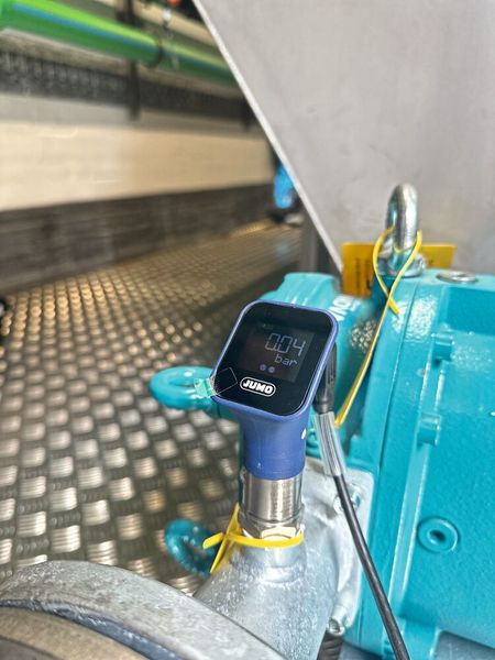 Das drehbarer Display des Druckmessumformers Jumo Delos S02 ermöglicht eine flexible Ausrichtung – ideal bei beengten Platzverhältnissen oder wechselnden Einbaulagen. Darüber hinaus ist eine direkte Anbindung an Cloud-Systeme möglich, was eine einfache Integration in moderne Industrie-4.0-Umgebungen unterstützt.  (Bild: Jumo)