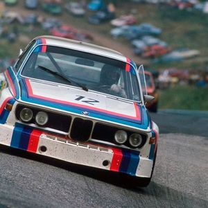 Das markante Farbdesign selbst hatte seine Rennpremiere 1973 am BMW 3.0 CSL, der auch deswegen als sogenannter „Streifenwagen“ zur BMW-Ikone wurde.(Bild:  BMW AG)