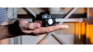 Das kompakte W-Band-Radar ist in etwa so groß wie eine Zigarettenschachtel. (Bild: Fraunhofer IAF)