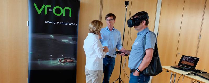 Die Plattform Stage von vr-on ermöglicht erstmals im B2B-Bereich den schnellen und unkomplizierten Aufbau einer kollaborativen Virtual Reality Session zwischen mehreren Standorten. (Bild:  Schreier)