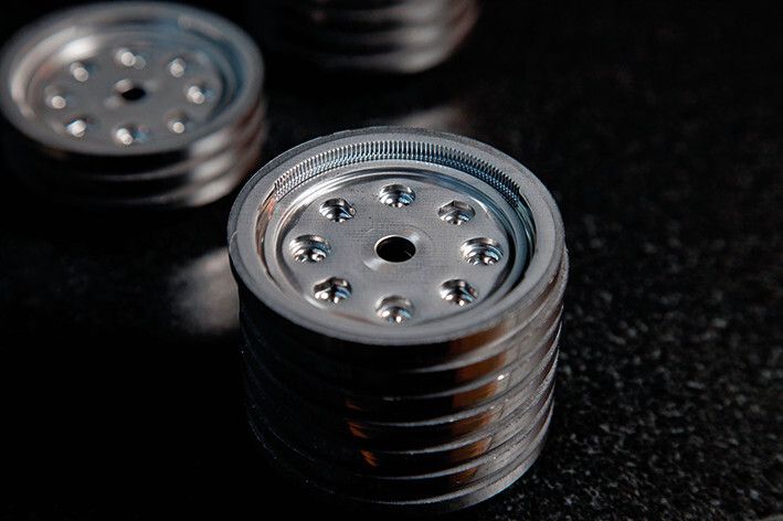 Feingeschnitten und einbaufertig: Funktionsteile für Sitzversteller in einem PkW mit feiner Rasterverzahnung. (Bild: Feintool)