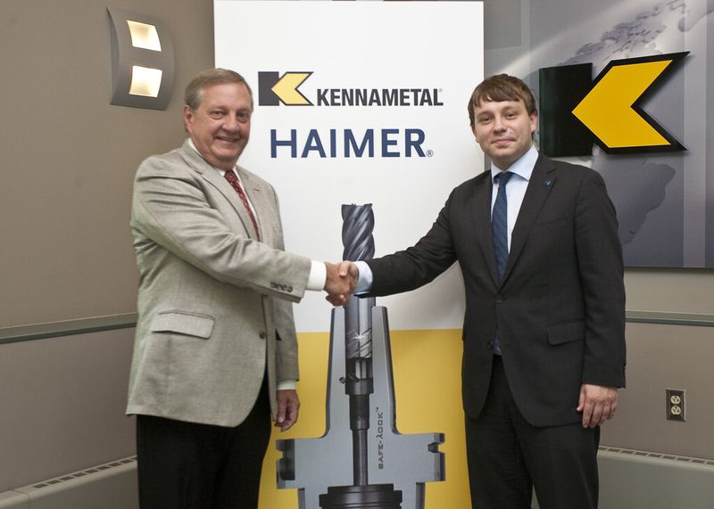 John Tucker (links) und Andreas Haimer: «Diese Lizenzvereinbarung passt perfekt, da sie Haimer und Kennametal als innovative Technologieführer für die globale High-End Fertigungstechnologie bestätigt», sagt Andreas Haimer, Prokurist und Mitglied der Geschäftsleitung der Haimer GmbH (Bild: Kennametal / Haimer)