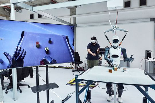 In der Robots Academy von Agile Robots: Es braucht Geduld, dem Roboter etwas beizubringen.(Bild:  Agile Robots)