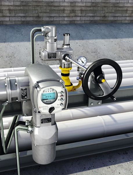 Gute Zugänglichkeit auch bei schwierigen Einbausituationen: In diesem Fall hilft die Möglichkeit, die Steuerung getrennt vom Antrieb zu montieren sowie die Handradverlängerung. (Auma)