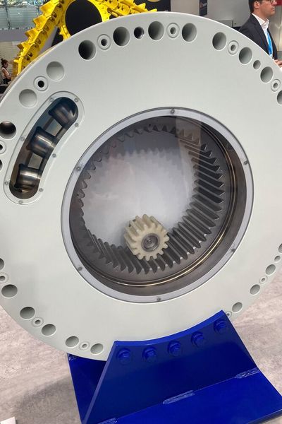 Thyssenkrupp Rothe Erde zeigte auf der Bauma ein dreireihiges Rollenlager. Es ist ausgelegt für Drehbewegungen und Dauerbetrieb. (Bild: Stefanie Michel)