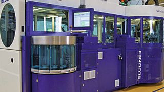 Bild 1: Die Replikationsanlage Bluline II kann auf nur 17 Quadratmetern täglich rund 20.000 Blu-ray Discs – optische Datenträger – produzieren; alle vier Sekunden kommt eine Disc aus der Maschine. (Bild: Singulus)