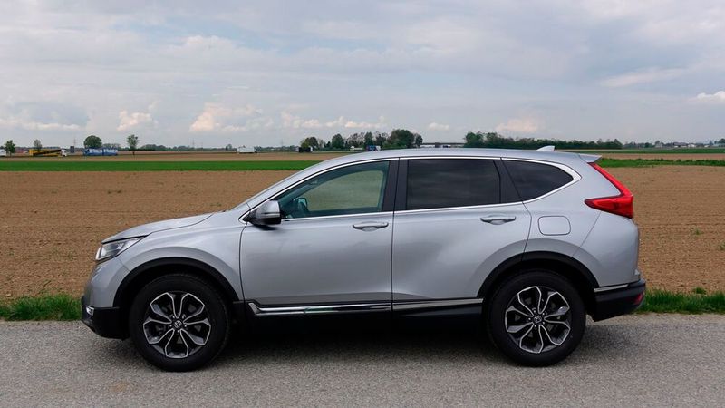 1. Das Design: Die 5. Generation des Honda CR-V kam bereits 2016 auf den Markt, wurde aber erst Ende 2018 in Europa eingeführt. Da sich Honda bei diesem Modell das exaltierte Styling der zeitgleich produzierten Modelle Jazz und Civic verkniffen hat, kann sich das Karosseriedesign auch heute noch sehen lassen. (Bild: Rosenow/»kfz-betrieb«)