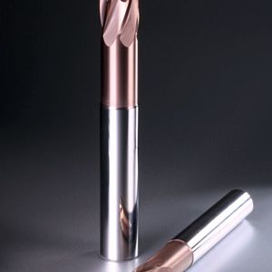 Die 4- und 6-schneidigen Polygonfräser aus der EHHRE-Serie sind im Durchmesserbereich von 0,5 bis 12 Millimeter erhältlich. Die aufgetragene TH3-Beschichtung ermöglicht die Bearbeitung gehärteter Stähle bis 68 HRC. (Bild:  Moldino Tool Engineering Europe GmbH)