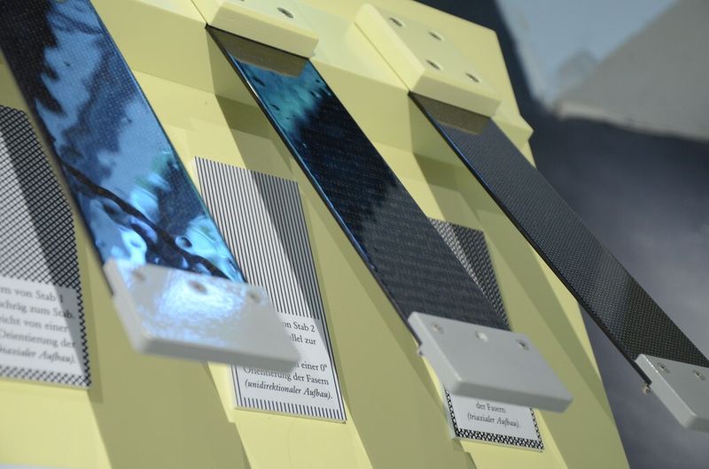 Welche CFK-Stäbe lassen sich verdrehen und verbiegen? Die Eigenschaften der Stäbe sind abhängig von der Orientierung der Fasern. (Bild: Michel)