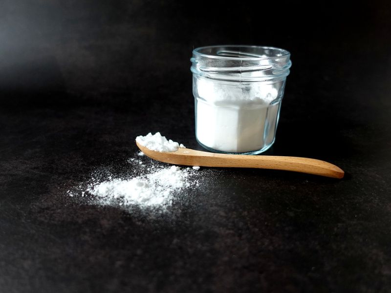 Alkalien Bsp.: Natriumcarbonat/Soda Waschmittel sind auf ein basisches Milieu ausgelegt, also hohen pH-Wert. Um diesen zu erreichen, werden neben Enthärtern (Natriumtriphosphat, Schichtsilikate) und alkalischen Bleichmitteln (Natriumpercarbonat) auch Waschalkalien wie Natriumcarbonat zugesetzt.   Hier gibt es Reinigungstipps für Glasgeräte im Labor.    (Pixabay/Azza_Hafizah)