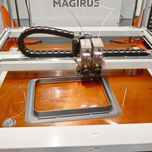 Der 3D-Drucker wird für Prototypen und End-Use-Bauteile genutzt. Hier wird ein Fensterrahmen gedruckt, der später ein integrales und lasttragendes Teil einer Tür sein wird.  (Bild:  BigRep)