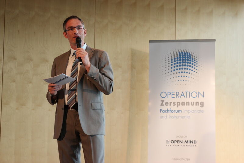 Eröffnung des Fachforums Operation Zerspanung durch Peter Reinhardt, Chefredakteur Devicemed. (Bild: Castagna)