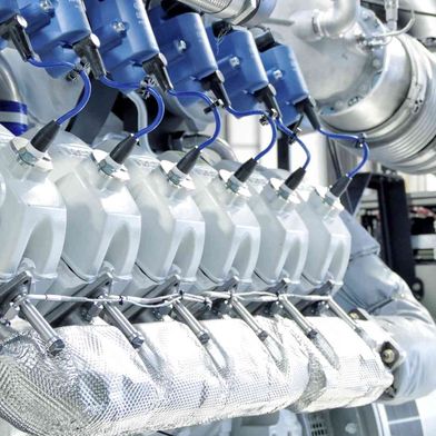 Die Blockheizkraftwerke von Burkhardt liefern elektrische und thermische Energie aus Holzpellets, Hackschnitzeln oder Erdgas. Mit der Cloudlösung „atvise“ von Bachmann überwacht das Unternehmen alle weltweit installierten Anlagen zentral und kann Störungen bequem über Fernzugriff beheben.  (Bild: Burkhardt)