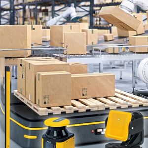 Pilz sichert den Materialtransfer von FTS und Roboter in der End-of-line-Verpackung - von der Zulieferung der Verpackungsmaterialien an die Anlage über den Weitertransport der fertigen Paletten ins Lager bis hin zum Weitertransport in den Versand.(Bild:  Pilz GmbH & Co. KG)