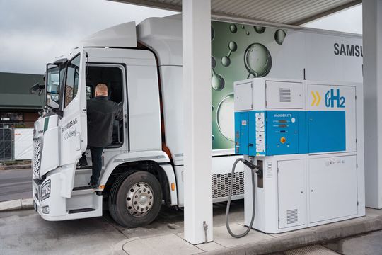 Die Wasserstoff-Tankstellen für Lkw und Busse sind mit anderen Zapfpistolen ausgerüstet.(Bild:  H2 Mobility)