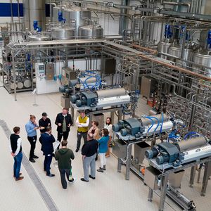 Im neuen Flottweg Process Center werden kundenspezifische Trennverfahren unter realistischen Bedingungen getestet und optimiert.(Bild:  Flottweg)