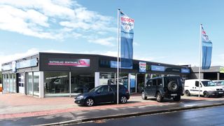 Am Standort Höchberg bei Würzburg beschäftigt sich das Team um Geschäftsführer Mirko Denzer und Werkstattleiter Udo Benkert mit sämtlichen Service- und Reparaturarbeiten, die rund um Straßenfahrzeuge anfallen. (Bild: Diehl – VCG)