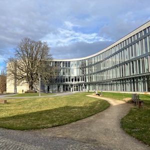 Das Digital Health Innovation Forum (DHIF) bietet eine globale Plattform für internationale Speaker und Veranstaltungsteilnehmende. In den Hörsälen des Hasso-Plattner-Instituts fokussiert man sich auf die Stärkung der weltweiten Transformation im Gesundheitswesen. An zwei Tagen, vom 25. bis 26. März 2026, fand die zweite Ausgabe statt.  (Bild: © Serina Sonsalla)