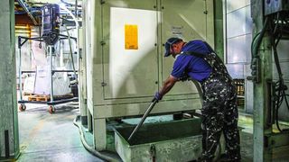 Zu den Hauptaufgaben des Saugers gehört die Entleerung der Filterkästen. (Bild: Ruwac Industriesauger GmbH)