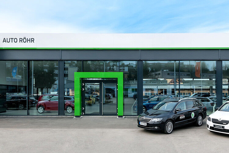 In Passau hat Auto Röhr sein ehemaliges Gebrauchtwagenzentrum zu einem Skoda-Betrieb gemäß der aktuellen CI umgebaut. (Autohaus Röhr)