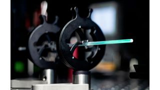 Here, one looks at a quartz glass rod that is doped with Ytterbium and excited by a laser. Now, there is an effect that cools the glass in the process. So far, this has worked by less than one degree Kelvin. Now, researchers have managed to cool the whole thing by 67 Kelvin. (Image:Fraunhofer IOF)